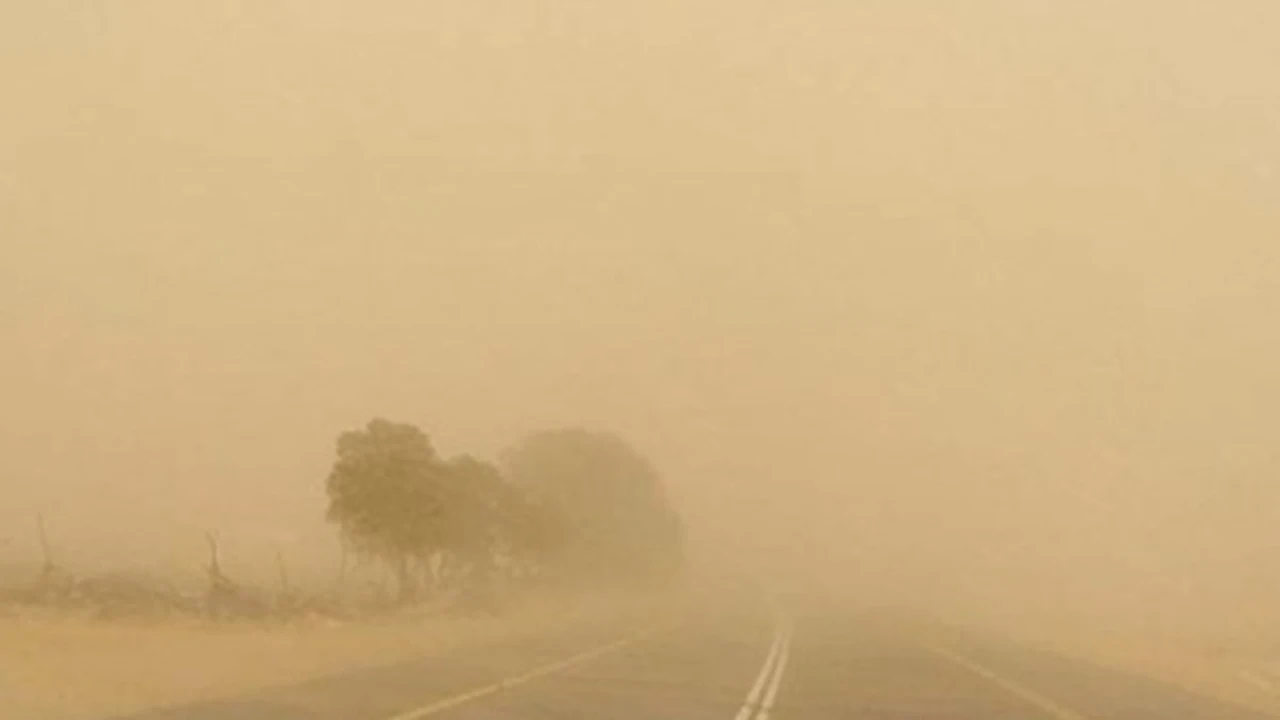 شبورة كثيفة صباح الجمعة مع رياح مثيرة للأتربة واستمرار فرص سقوط الأمطار